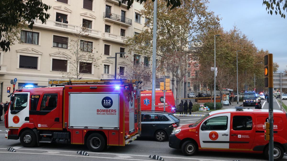 El dispositiu de Bombers a les portes de l&#039;immoble incendiat