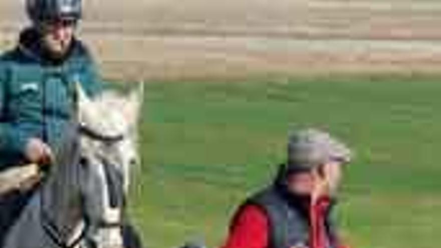 El traillero y el juez, en una carrera de la Copa Zamora.