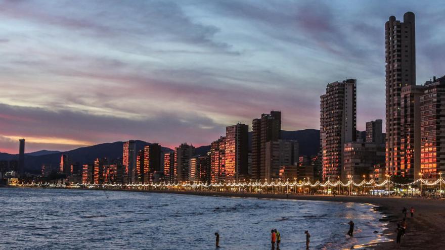 Primera línea de hoteles y apartamentos en la playa de Levante de Benidorm.