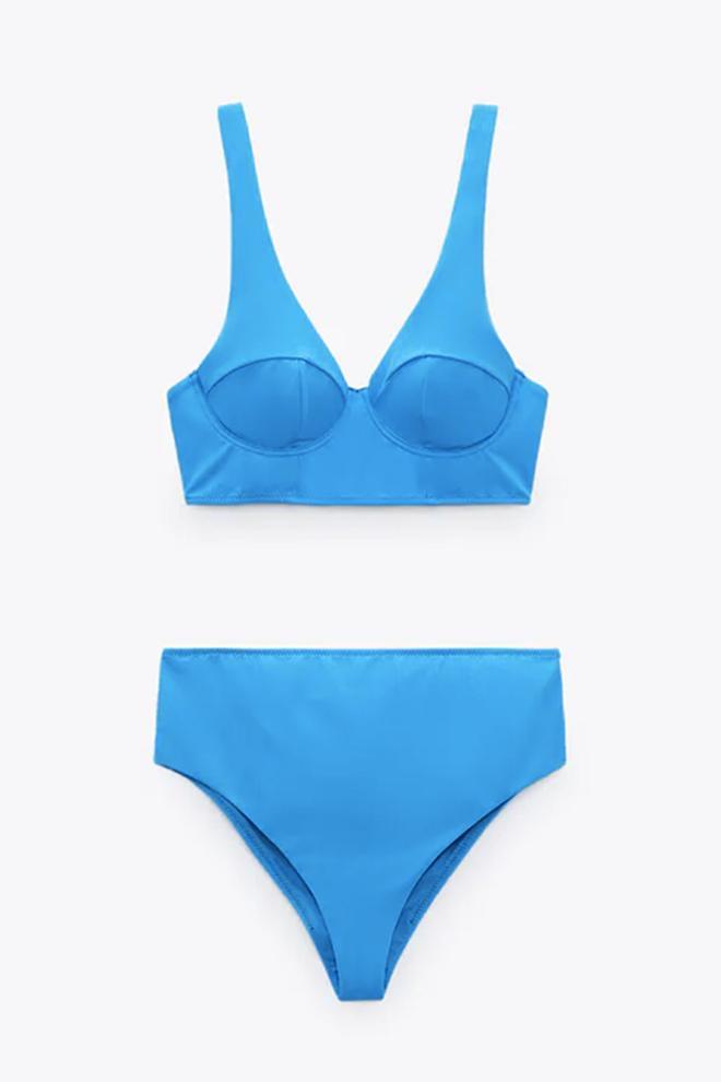 Bikini azulón compuesto por sujetador con aros y braguita de tiro alto de Zara