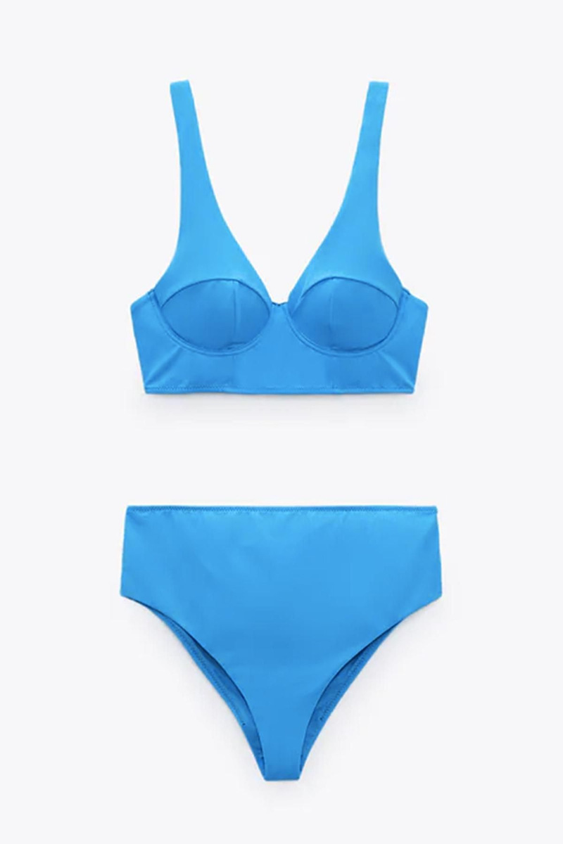 Bikini azulón compuesto por sujetador con aros y braguita de tiro alto de Zara