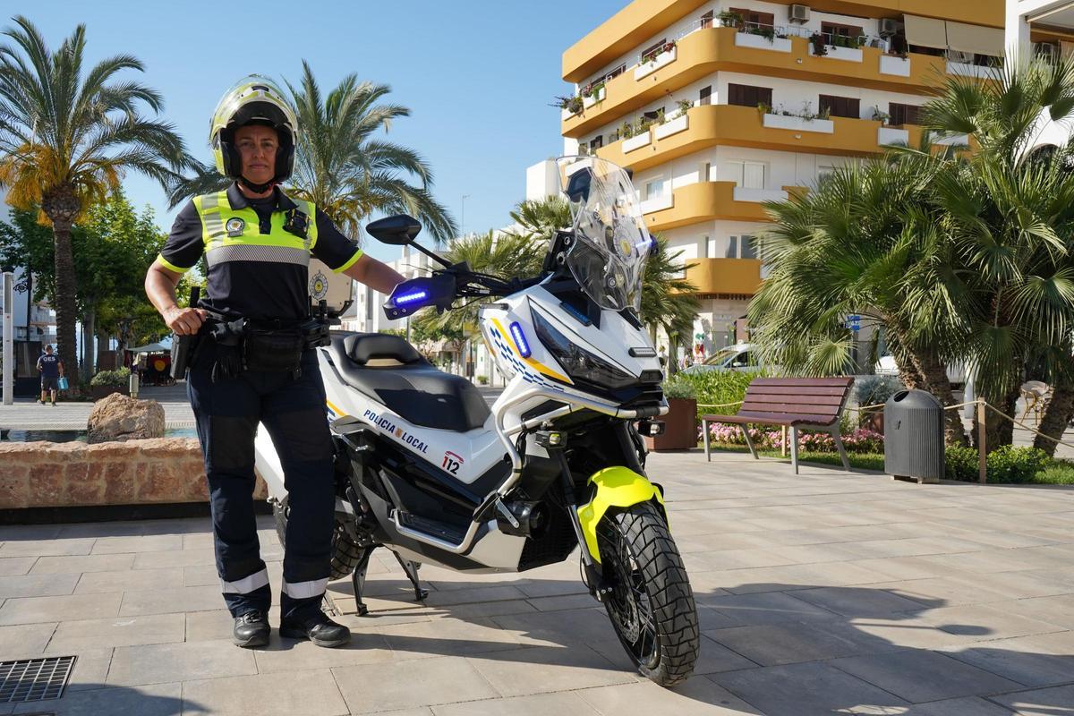 Una agente posa junto a la scooter.