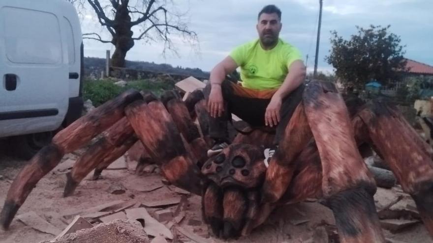 El escultor con una de las nuevas piezas.