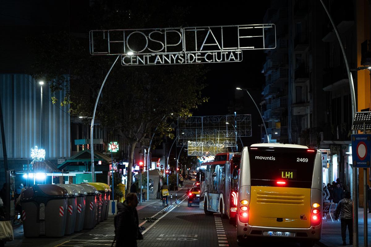 Luces de Navidad en L'Hospitalet, antes de encenderse este miércoles 27 de noviembre.