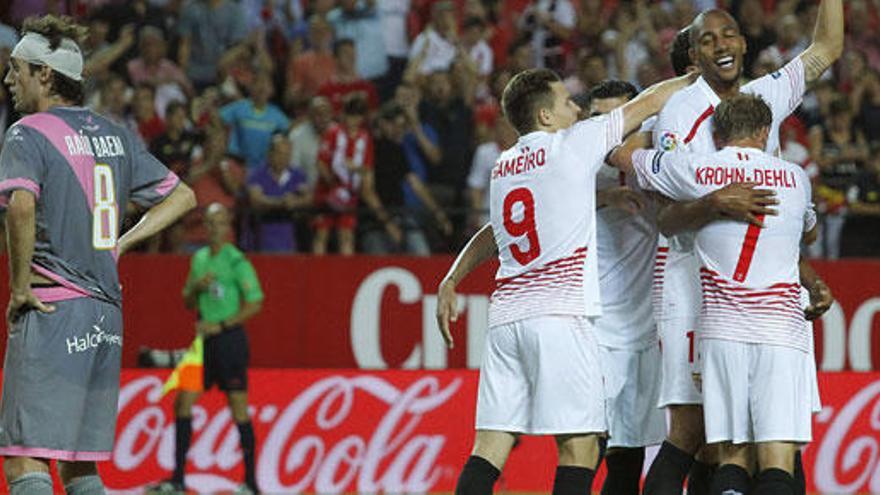 Los jugadores del Sevilla celebran la victoria.