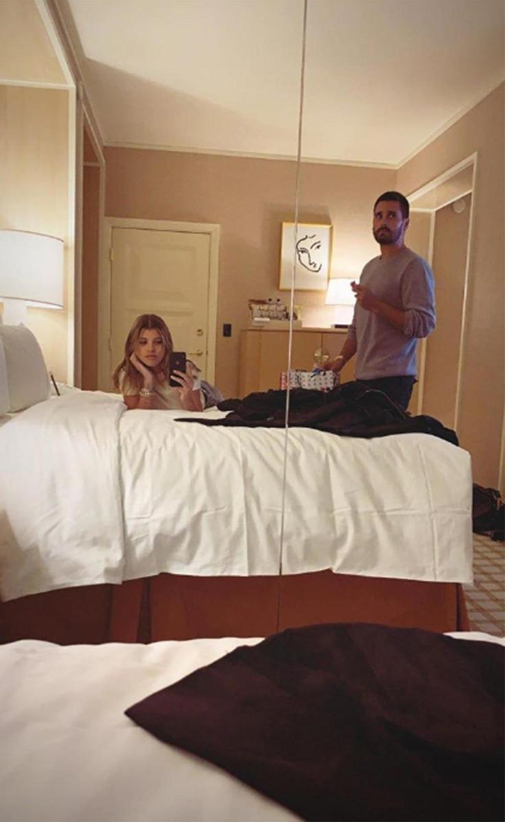 Sofia Richie y Scott Disick juntos en una habitación de hotel