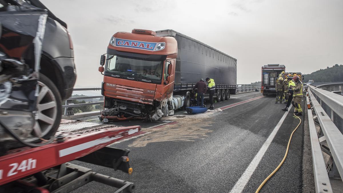 Els vehicles implicats en l'accident a la C-37, a Manresa