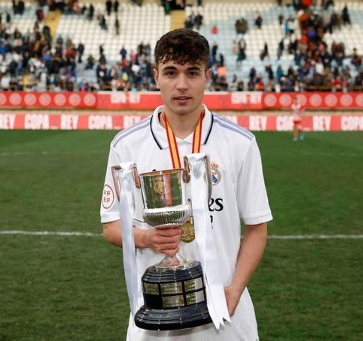 David Jiménez posa con el título de Copa del Rey Juvenil