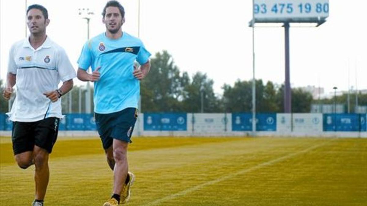 Apartado 8 Coro se entrena, ayer, junto a un preparador físico del club en la ciudad deportiva de Sant Adrià.