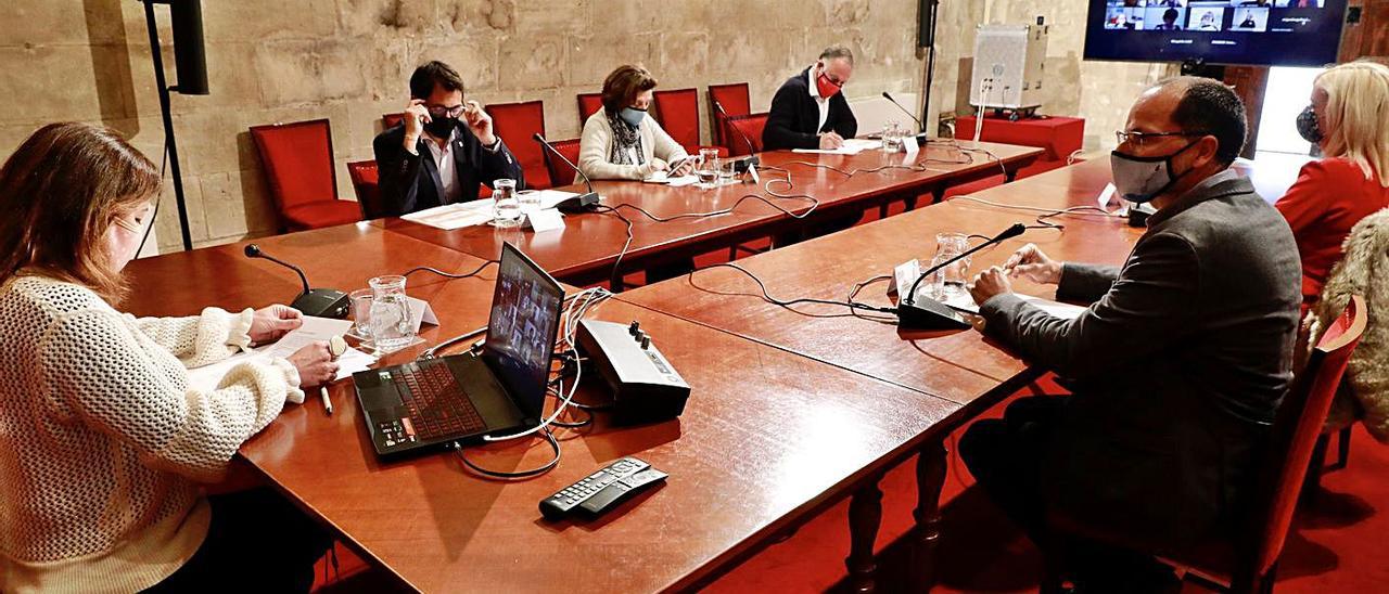 La presidenta Francina Armengol durante la reunión con el sector social.