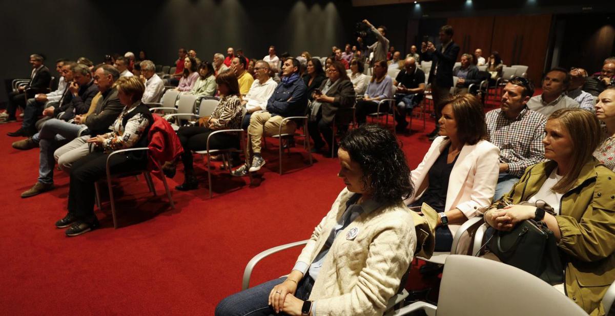 Una imagen del público asistente al acto, con Pilar López, esposa de Roberto González, en primer plano. | L. Murias