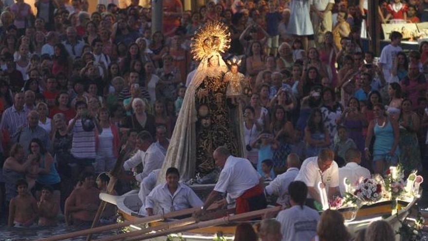 Las imágenes de una jornada de devoción marinera. El momento más esperado: la Virgen del Carmen de Pedregalejo entrando en las aguas malagueñas; a la derecha de la imagen, una instantánea de la Virgen de El Palo.