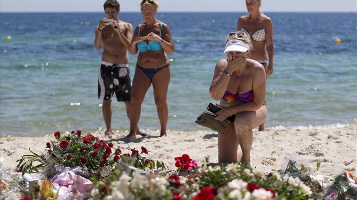 Turistas en el lugar del ataque yihadista en la playa frente al Hotel Riu Imperial Marhaba en las afueras de Sousse , al sur de Túnez.