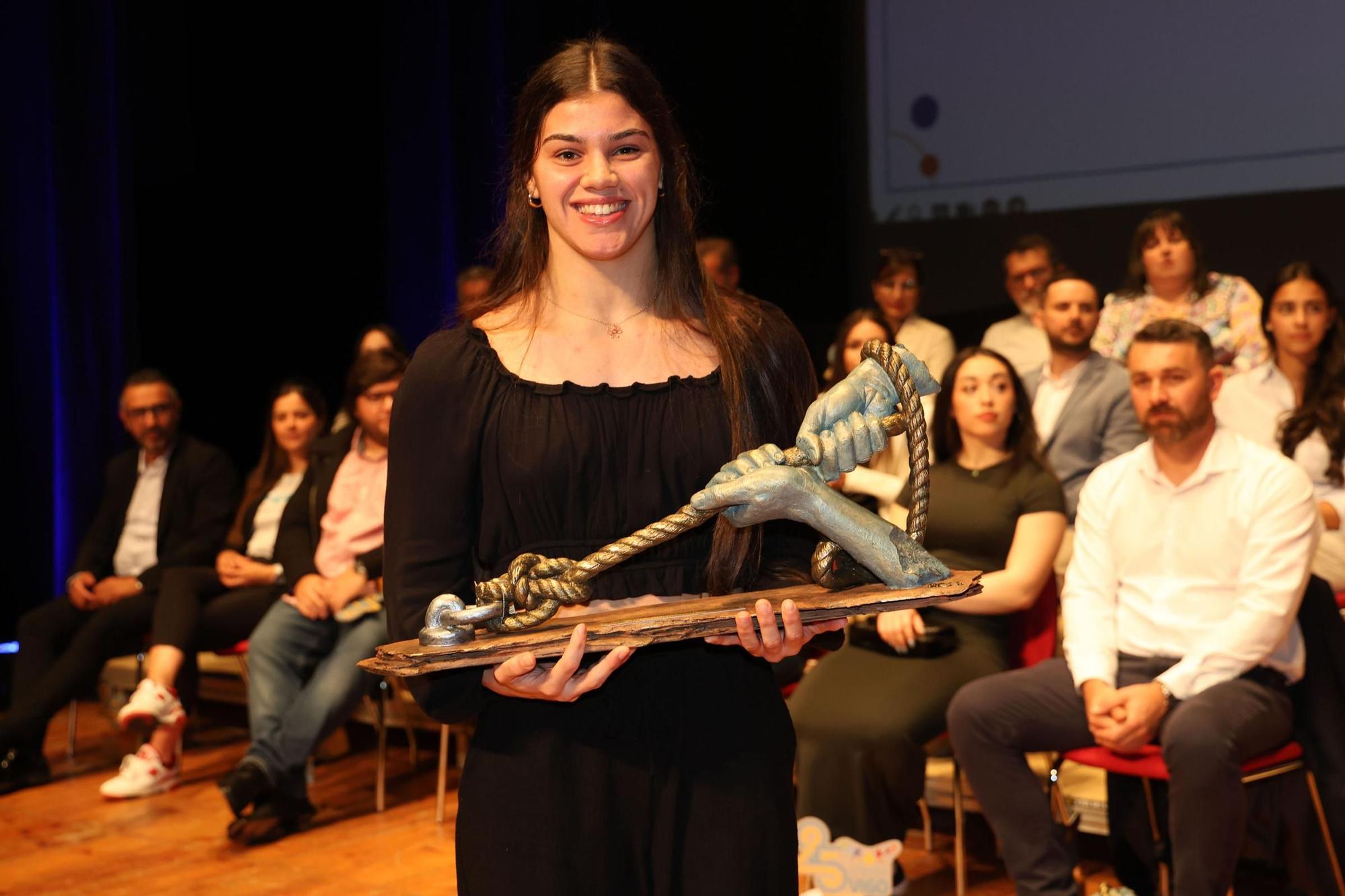 La judoka Laura Vázquez luce el premio a la mejor deportista de Vigo en 2023.
