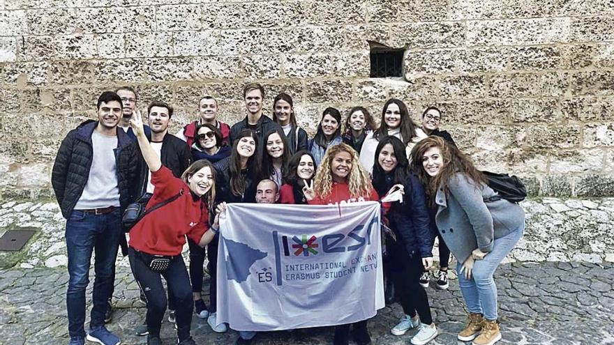 Miembros de la ESN y algunos alumnos de intercambio en una salida de este curso.