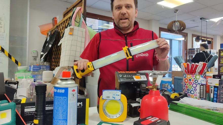 Luis Hernández con el «kit» de supervivencia en la ferretería, donde no para de recibir pedidos.