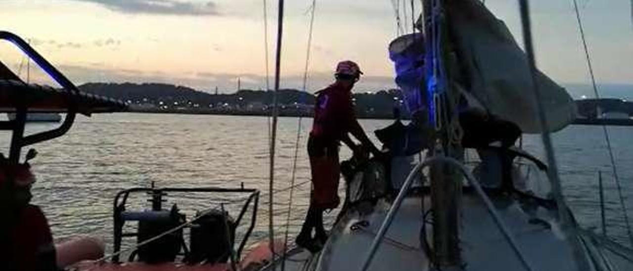 Rescatadores de Cruz Roja ayudando a los tripulantes del velero.