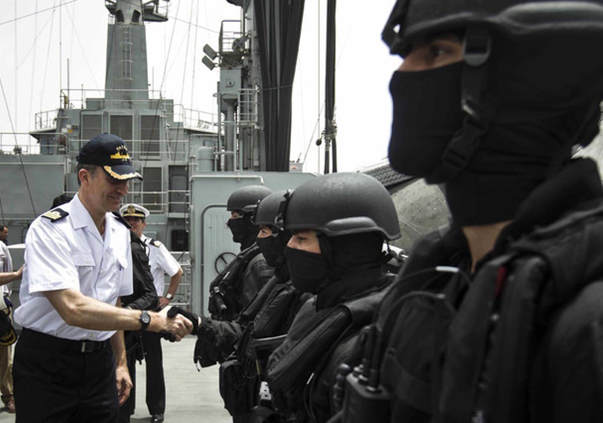 El Príncep saluda membres de la Unitat de Guerra Naval Especial (UGNE), a bord del vaixell ’Patiño’, aquest dimecres, en aigües de l’Índic.