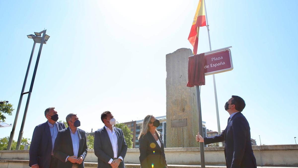 El alcalde descubre la placa con el rótulo.