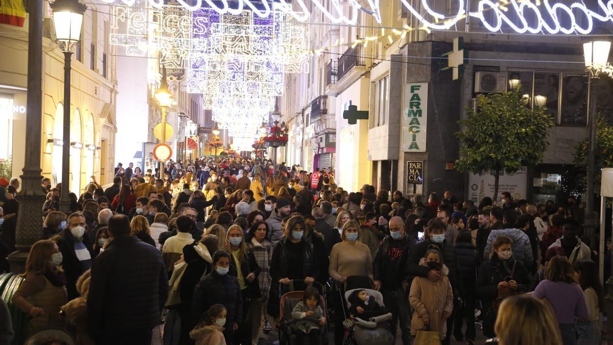 Los alrededores de la calle Cruz Conde se han visto abarrotados de gente que quería disfrutar del espectáculo de luz y sonido.