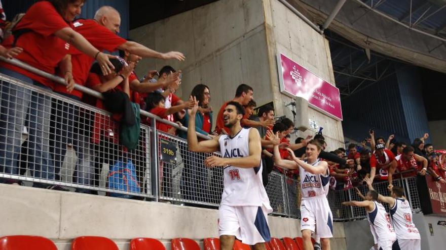 La plantilla manresana va pujar a la grada a saludar els seguidors desplaçats a Vitòria.