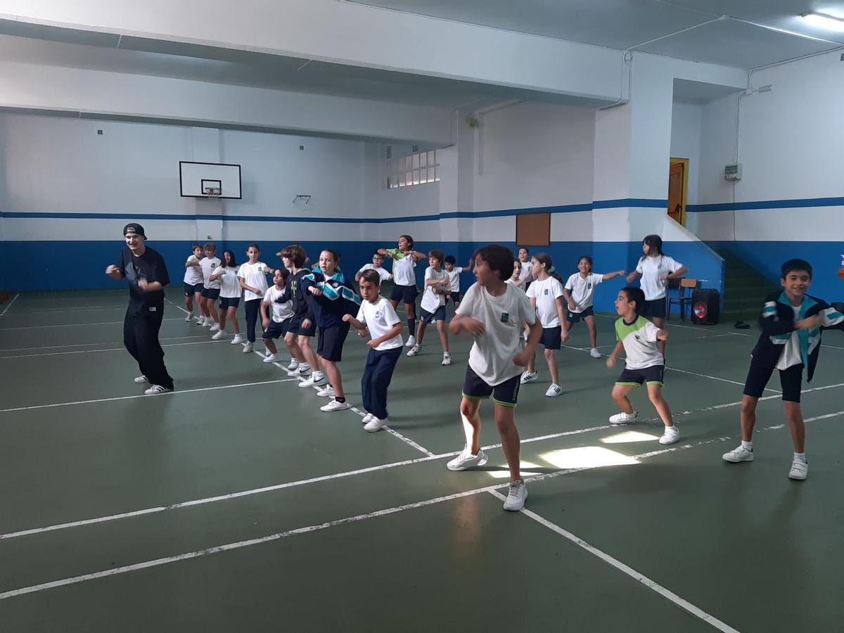Alumnado del Carmelitas en una clase de hiphop.
