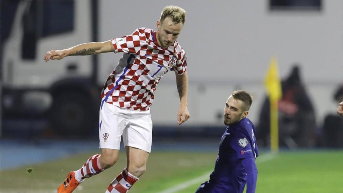 Iván Rakitic durante el encuentro ante Grecia