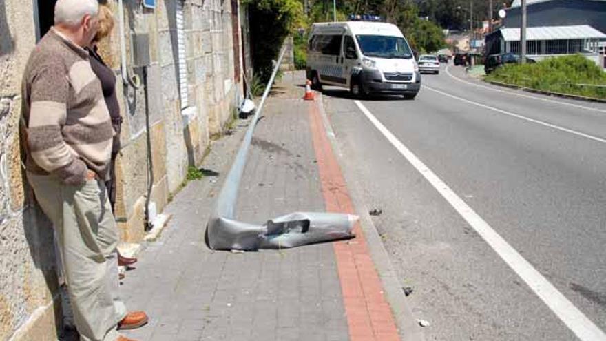 El vehículo arrancó la farola.