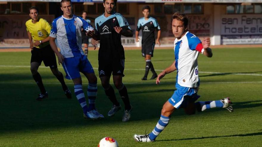 Antón, con el Celta B, junto a Borja Prieto, en el Suárez Puerta.