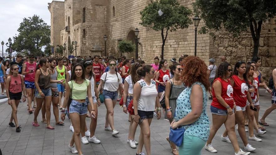 Concentración de turistas entre la Catedral y el palacio de La Almudaina.