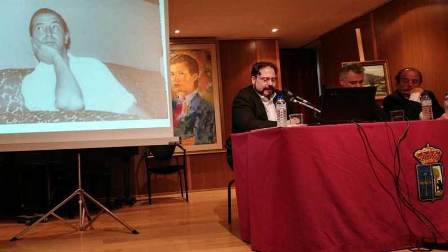 Por la izquierda, Héctor Martínez, Valentín Martínez-Otero y Arturo González-Pola, ante la fotografía de un joven César González-Pola.