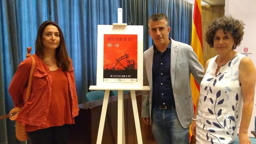 Delphine Labedan, autora del cartell, Jordi Viñas, alcalde de Salt i Núria Heras, regidora de Festes