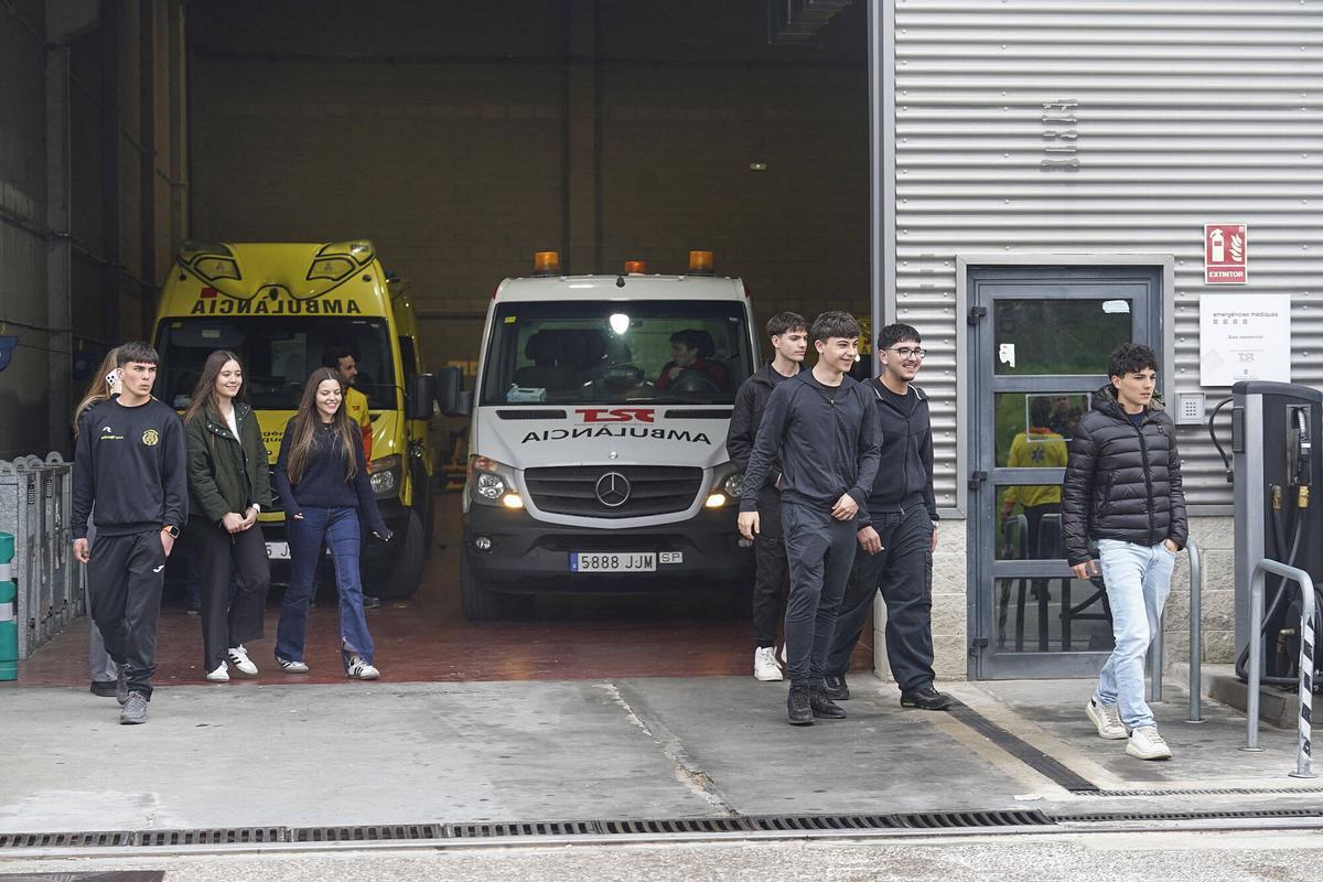 info_outline Les imatges de la protesta de les famílies que els seus fills estudien un cicle formatiu d’emergències mèdiques i els han prohibit fer pràctiques en ambulàncies