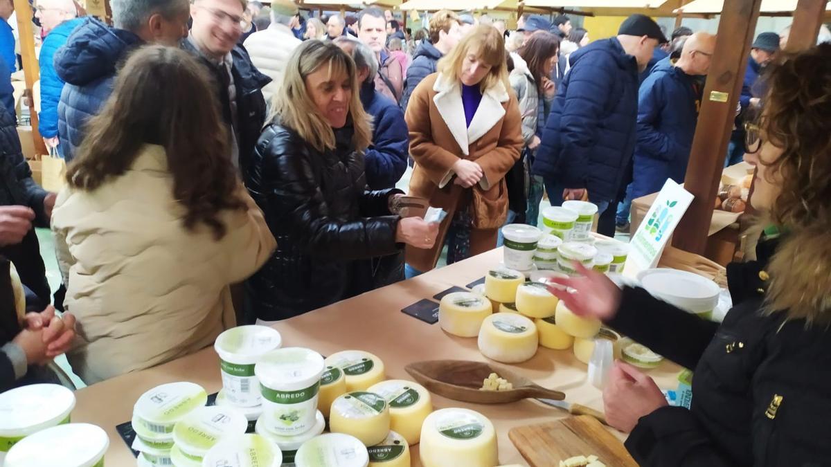 Asistentes a la Feria del queso y los productos locales de Taramundi.