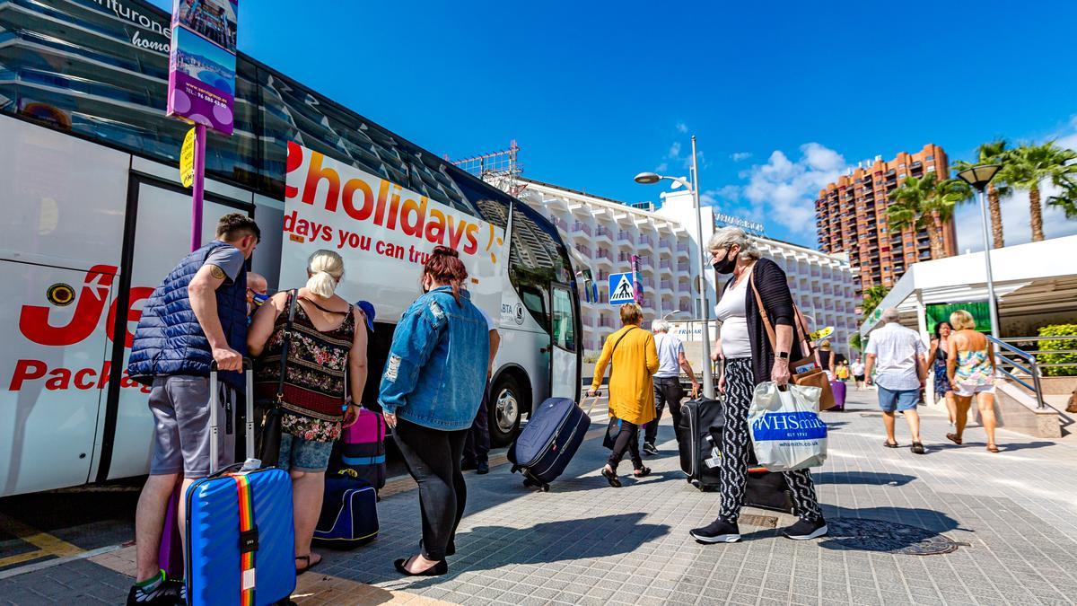 Turistas británicos bajando de un autobús en Benidorm tras llegar al ciudad desde el aeropuerto