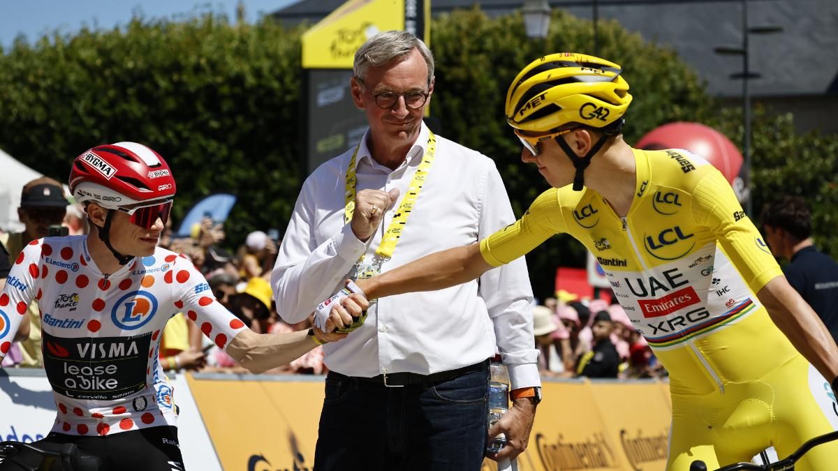 Vingegaard y Pogacar se saludan antes de una etapa del Tour de Francia 2025