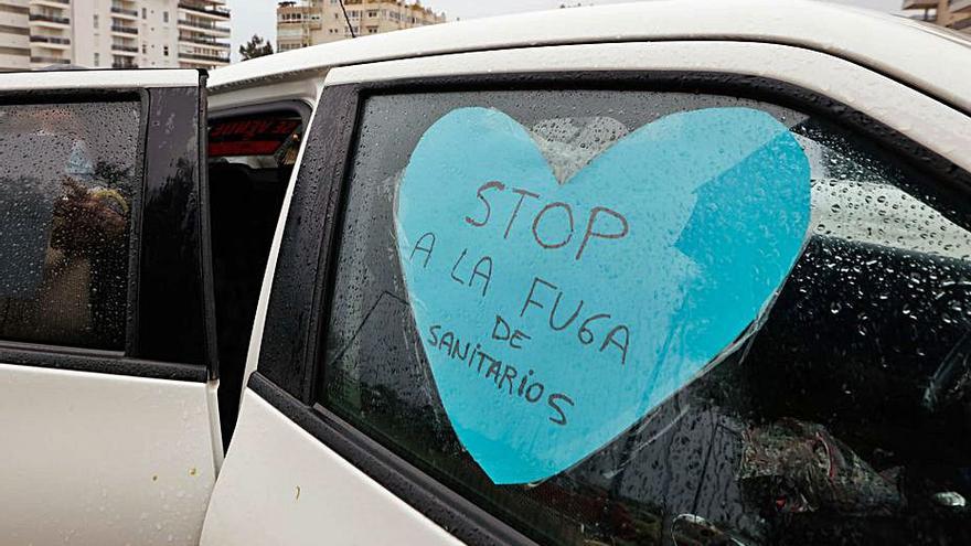 Integrantes de Vox, a la izquierda, y manifestantes.  | J.A. RIERA