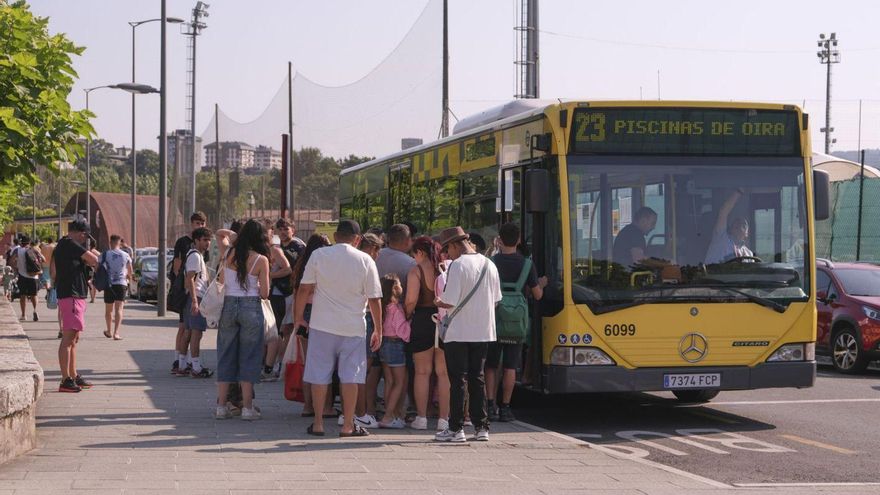 Usuarios del autobús urbano, ayer, en la línea de las piscinas de Oira. | Roi Cruz