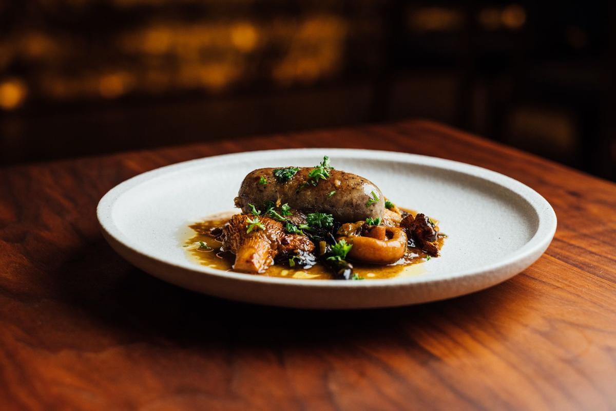 Salteado de setas con butifarra de perol en el restaurante Barra Alta.