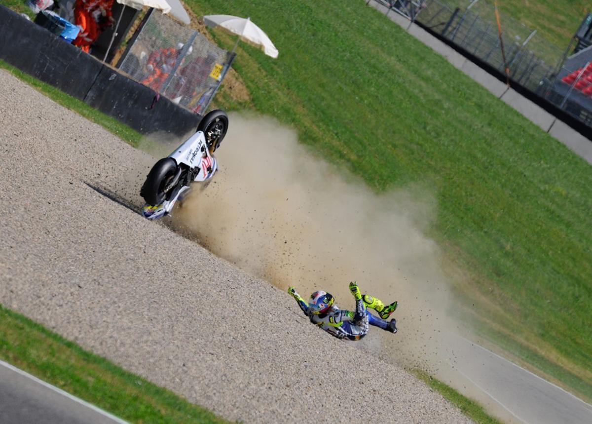 En 2010, en la última jornada de entrenamientos libres del Gran Premio de Italia de MotoGP en Mugello, Valentino Rossi sufrió una caída y se fracturó tíbia y peroné.