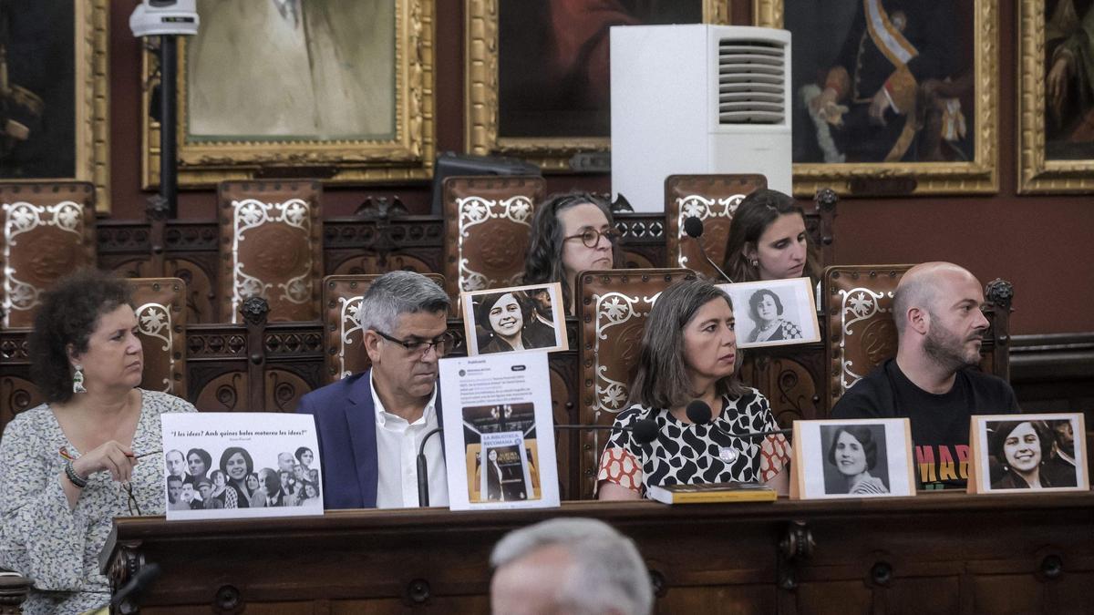 Regidores del PSOE, Més y Podemos, con retratos de Aurora Picornell en el pleno.