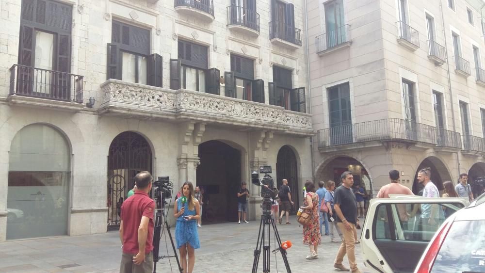 L'Ajuntament de Girona a primera hora, esperant l'arribada dels agents.