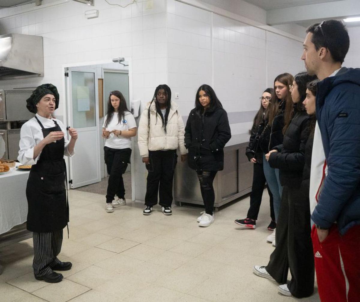 La profesora de cocina da la bienvenida a los visitantes. | J. L. F.