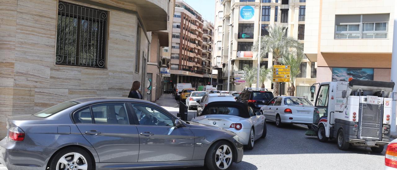 Retenciones de tráfico en el centro de Elche.