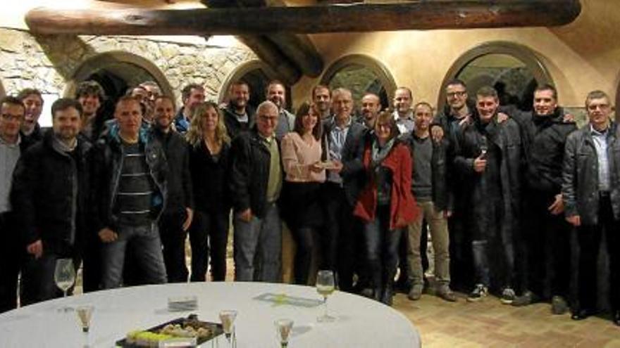 Fotografia de grup dels representants de Masats que van assistir al lliurament del premi, dimarts