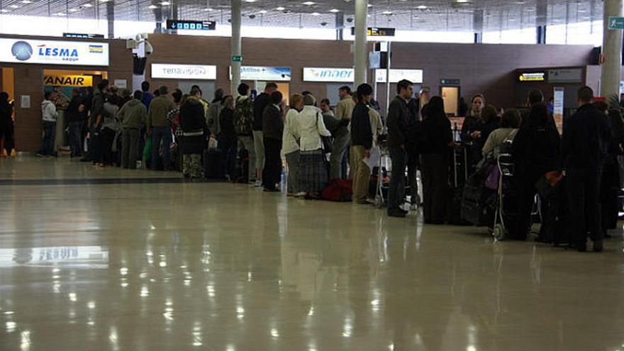 L&#039;aeroport del Prat de Barcelona, ahir, amb molts passatgers atrapats.