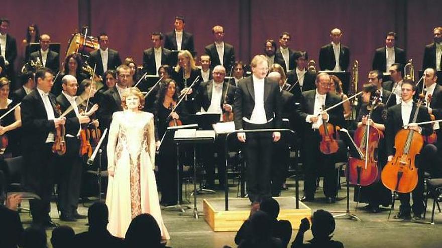Gruberova, Haider y los músicos de Oviedo Filarmonía reciben la ovación del público parisino.