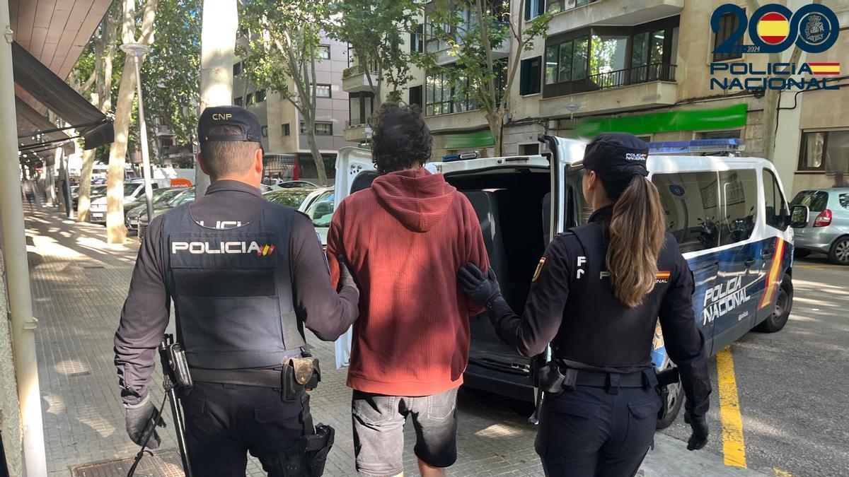 Agentes de la Policía Nacional, con el sospechoso.