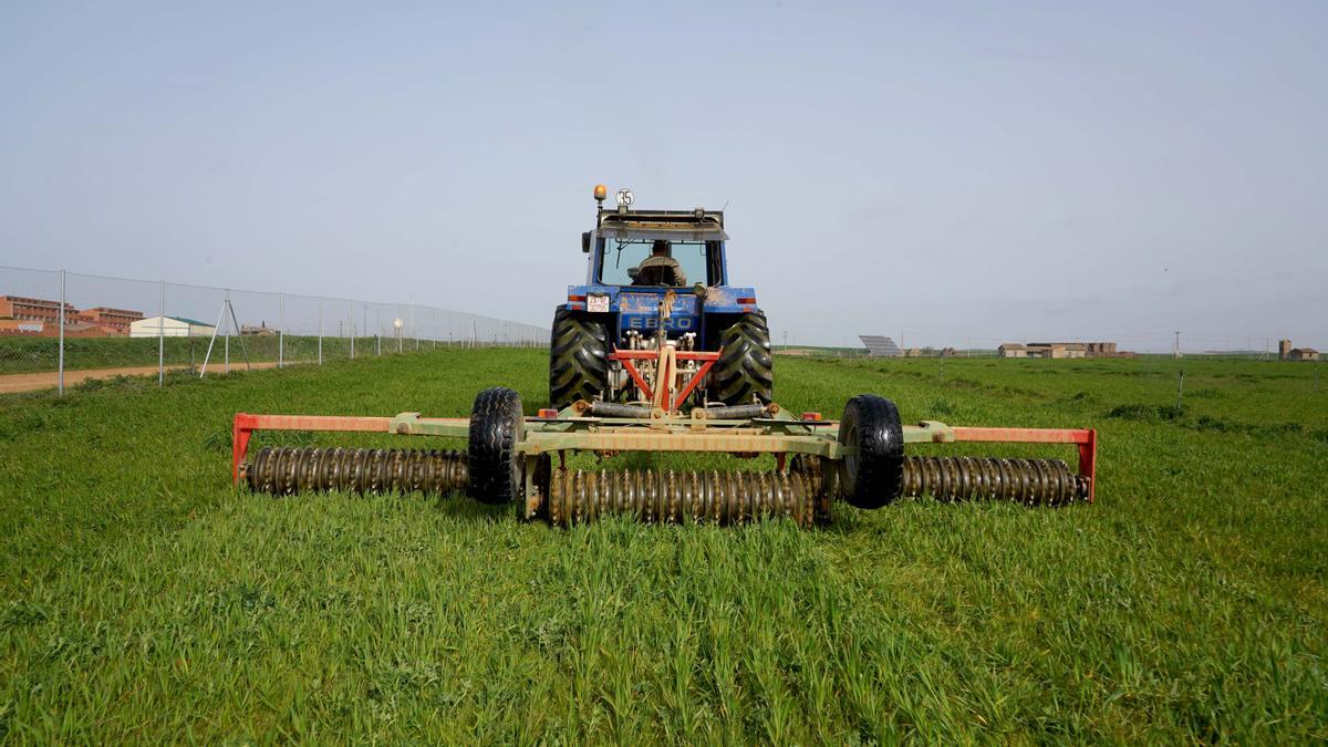 Un agricultor trabajando con su tractor.