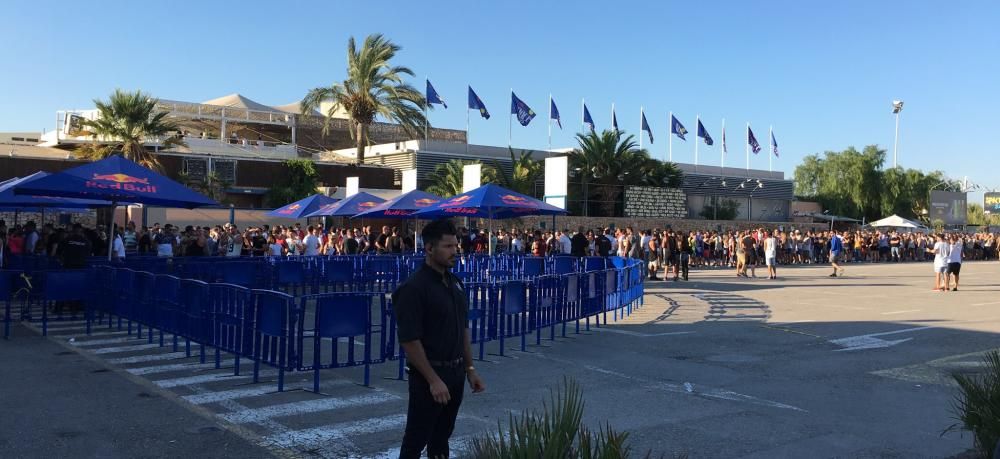 Desde primera hora ya habia cola para entrar